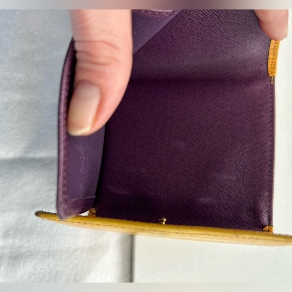 LV💛Épi Double Snap Wallet - Picture 8 of 10